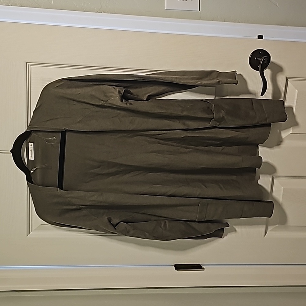 Active USA sweater. Large